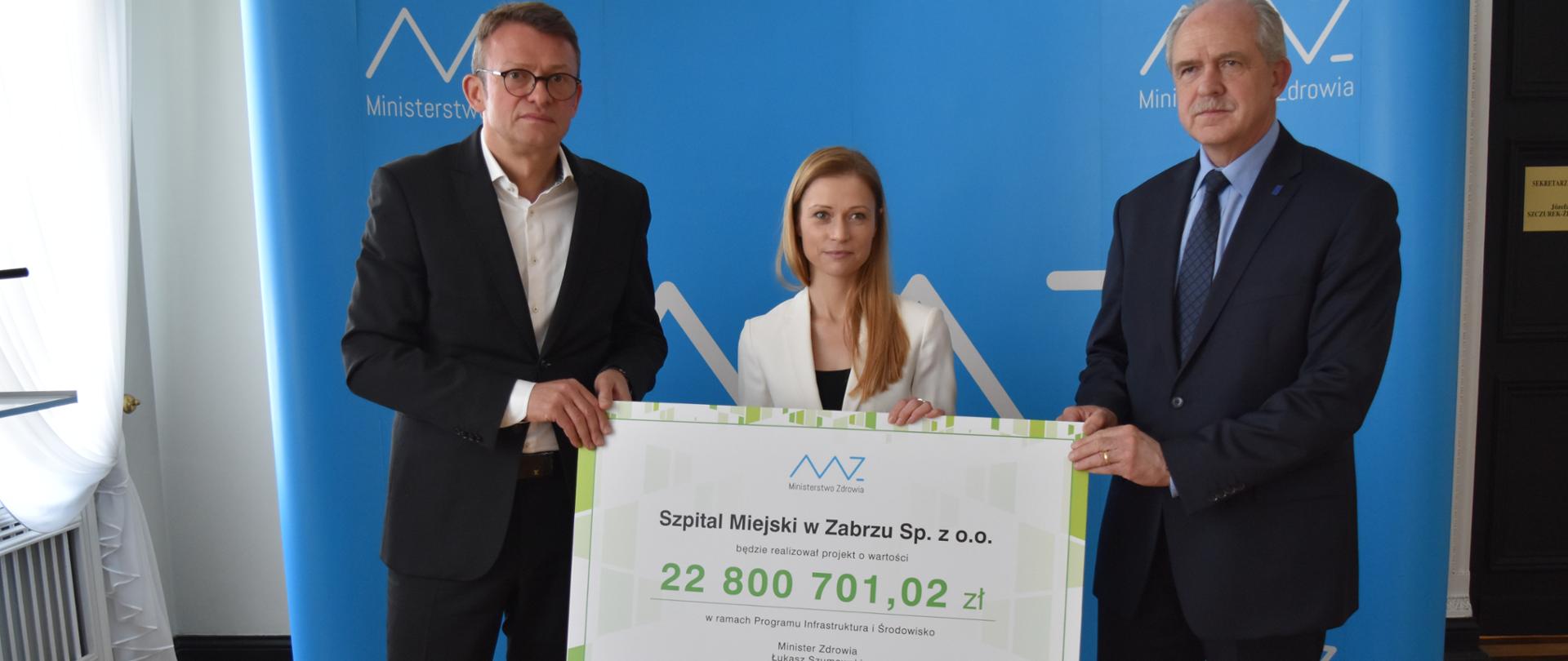 Anna Goławska, zastępca dyrektora Departamentu Funduszy Europejskich i e-Zdrowia wręcza symboliczny czek przedstawicielom Szpitala Miejskiego w Zabrzu.