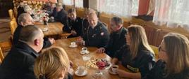 26 lutego 2023 roku Zastępca Mazowieckiego Komendanta Wojewódzkiego PSP st. bryg. Tomasz Cybul wraz z Komendantem Powiatowym PSP w Przasnyszu st. bryg. Waldemarem Białczakiem odwiedził druhów z jednostki Ochotniczej Straży Pożarnej w Zielonej (powiat przasnyski).
Podczas wizyty st. bryg. Tomasz Cybul rozmawiał z druhami na temat Ustawy o Ochotniczych Strażach Pożarnych; świadczeniu ratowniczym przysługującym ratownikom uczestniczącym w działaniach ratowniczych, a także na temat bieżących problemów funkcjonowania jednostki. Spotkanie było dobrą okazją zapoznania się z warunkami lokalowymi i poziomem wyszkolenia strażaków ochotników.
Komendant podziękował im za zaangażowanie oraz wkład w zapewnienie bezpieczeństwa na terenie powiatu.
Opracował: Oficer prasowy Komendanta Powiatowego PSP w Przasnyszu kpt. Piotr Kuligowski.
Zdjęcia: KP PSP w Przasnyszu.
