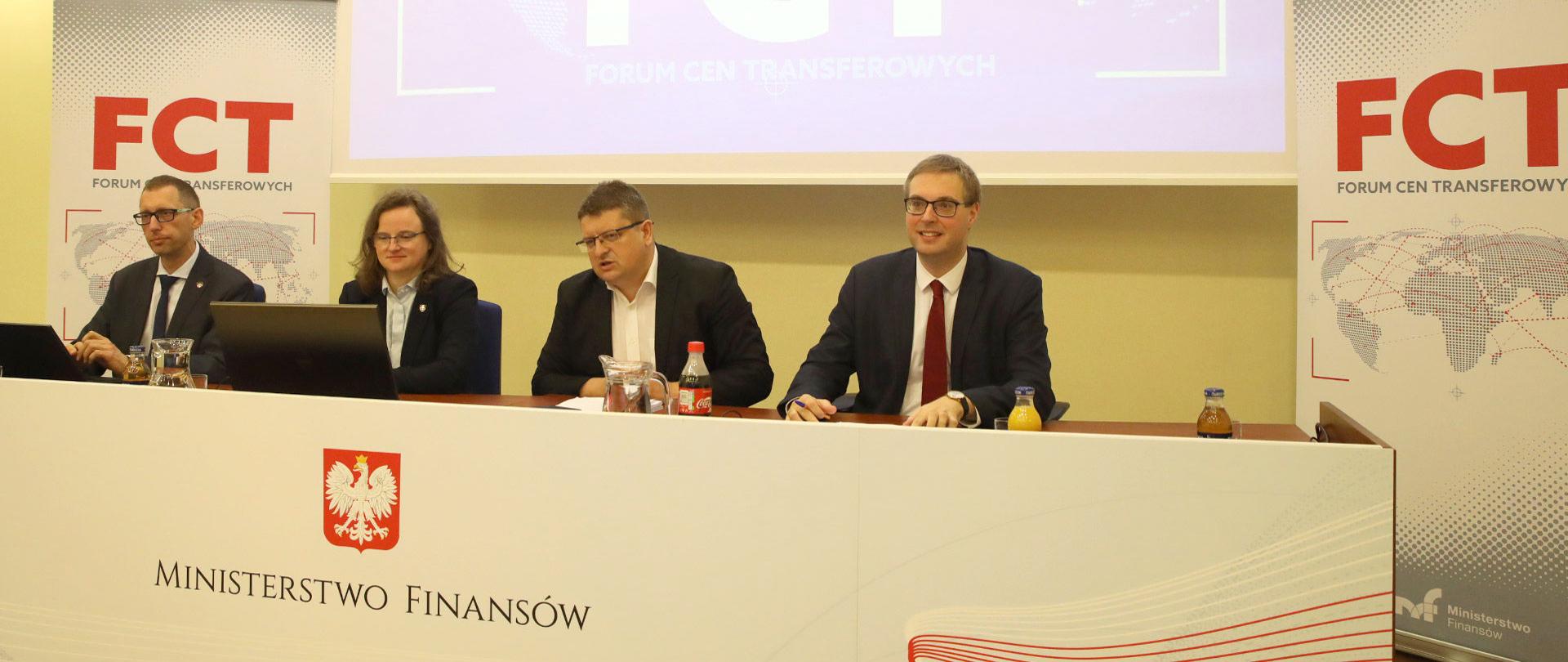 Prelegenci przy stole prezydialnym na Forum Cen Transferowych.