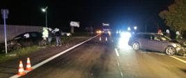 Zderzenie dwóch samochodów osobowych na drodze krajowej nr 92. Jeden samochód w przydrożnym rowie, drugi na jezdni blokując ruch w obu kierunkach. 