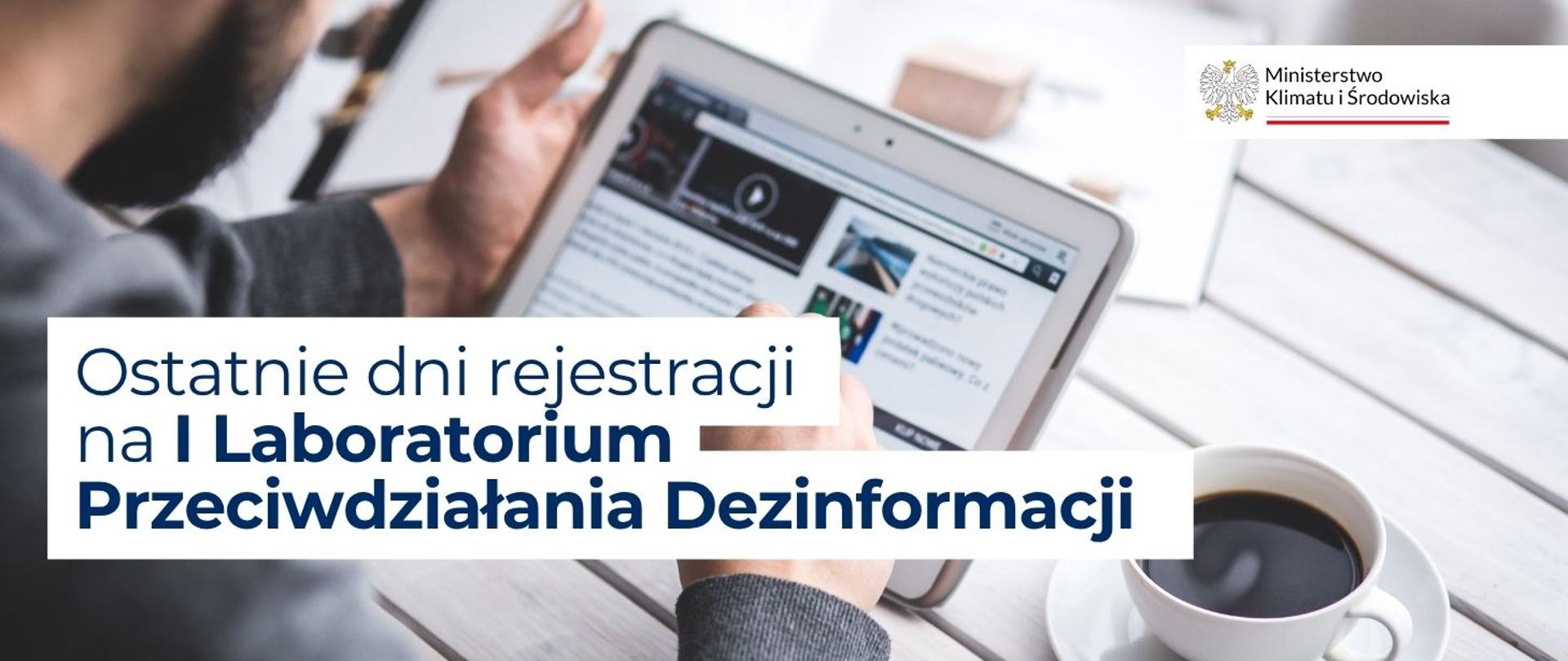 na zdjęciu widnieje mężczyzna, który scrolluje treści na swoim tablecie, na środku grafiki widnieje napis:Ostatnie dni rejestracji na I Laboratorium Przeciwdziałania Dezinformacji.