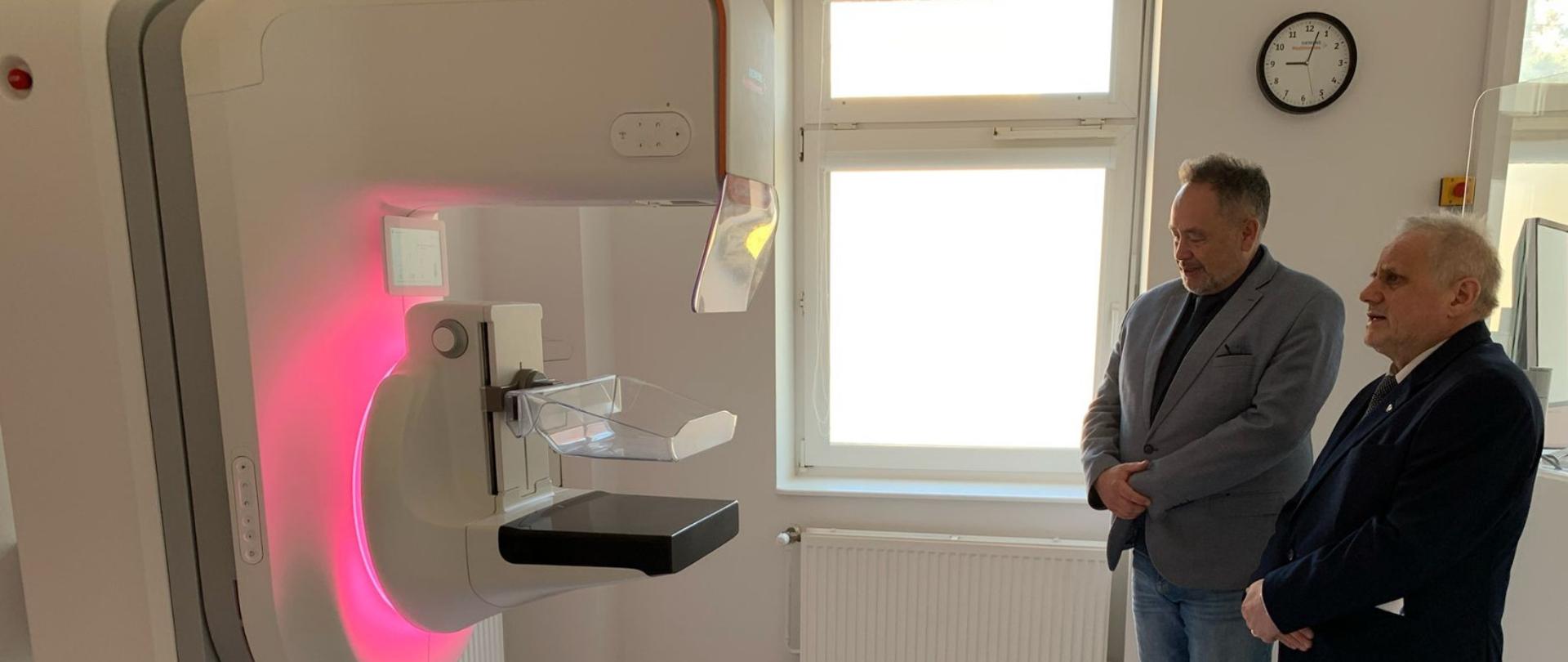 Wicewojewoda Zbigniew Szczypiński na otwarciu nowej pracowni mammografii w szpitalu MSWiA w Olsztynie