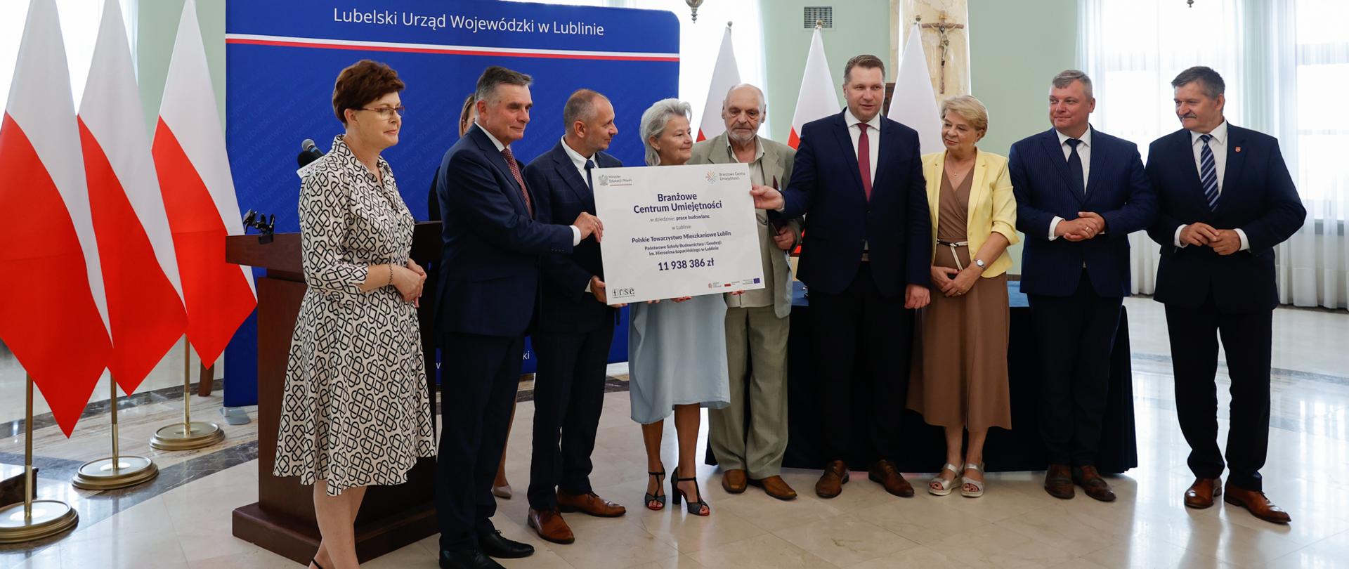 Beneficjenci umów na Branżowe Centra Umiejętności pozują do zdjęcia.