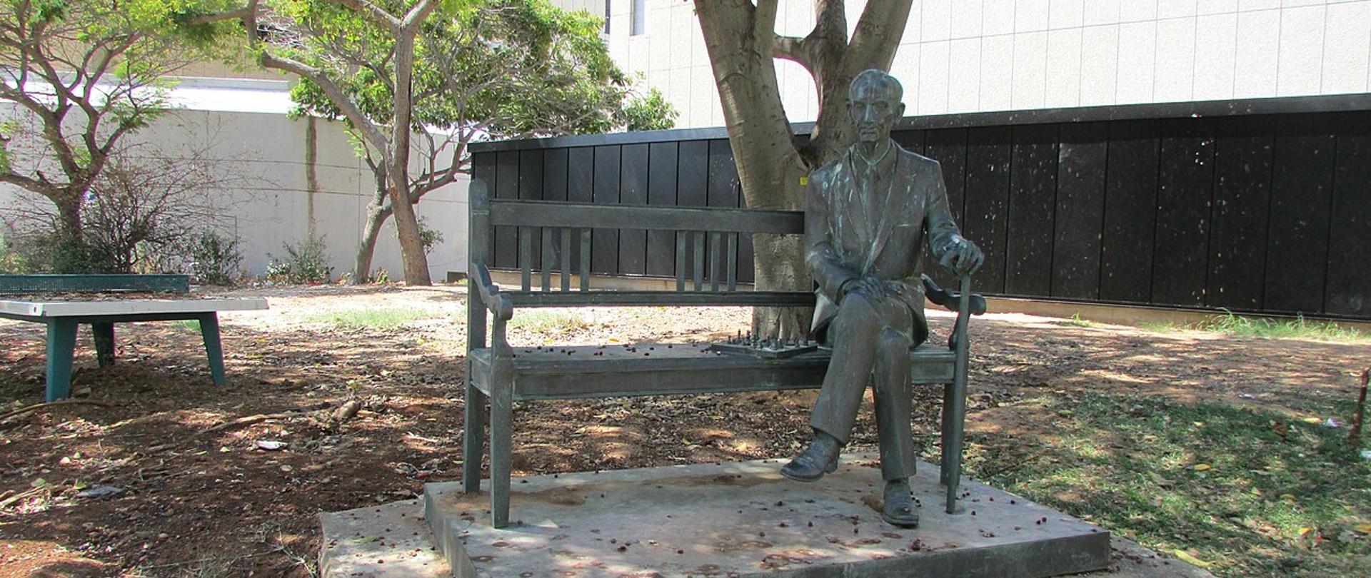 Ławeczka Jana Karskiego na Uniwersytecie w Tel Awiwie