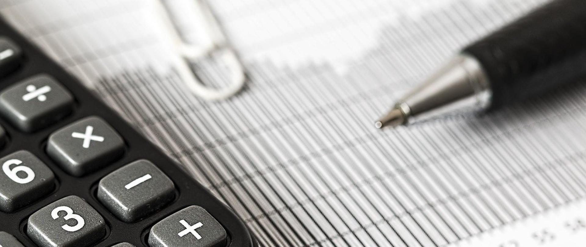 Kalkulator i długopis