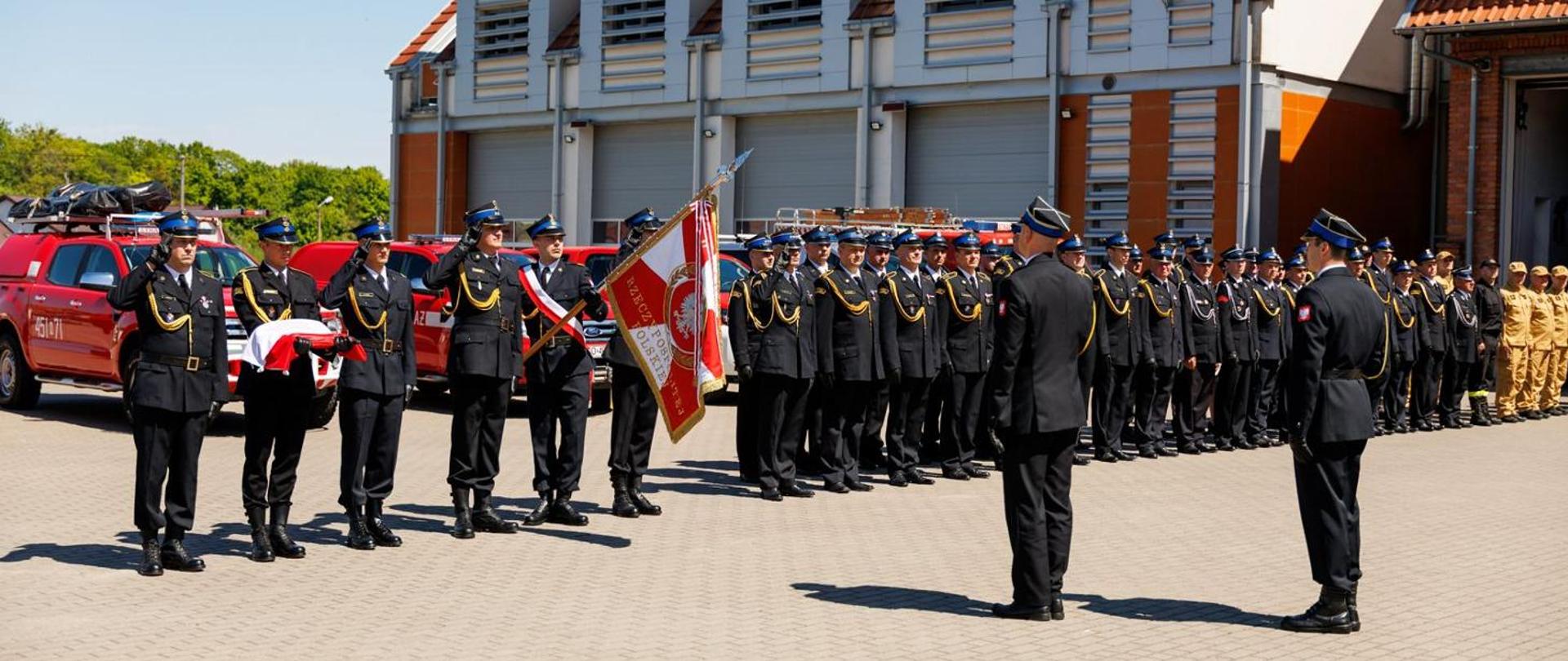 Na zdjęciu strażacy podczas przeglądu pododdziału w trakcie uroczystego apelu