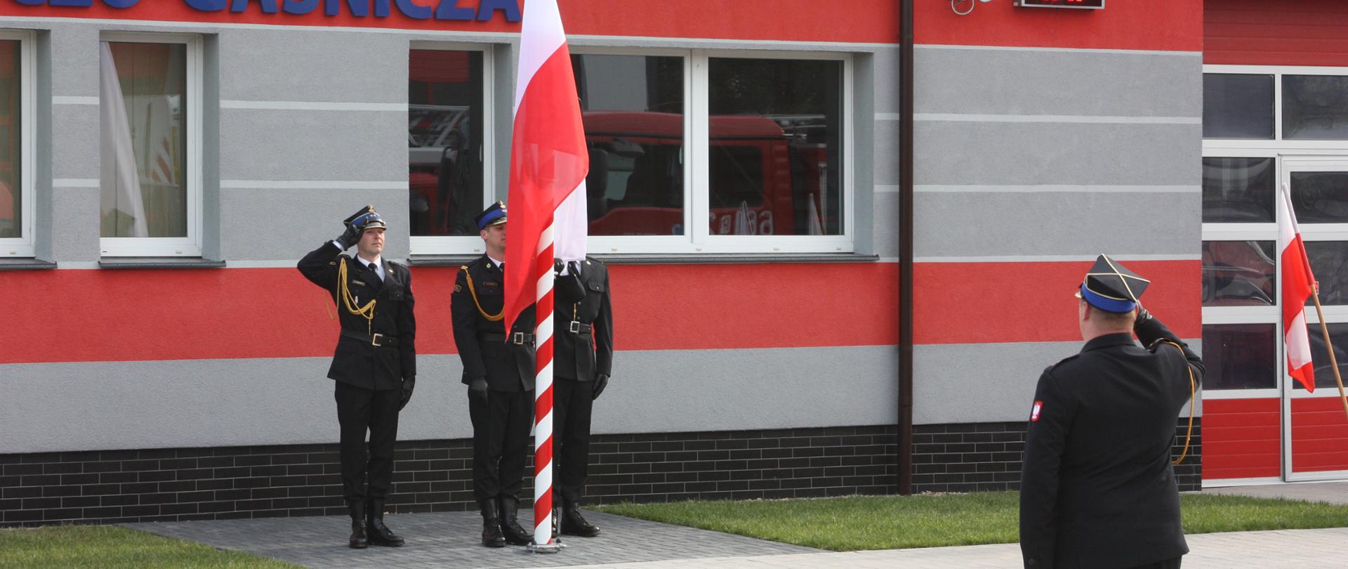 na zdjęciu strażacy podczas uroczystości