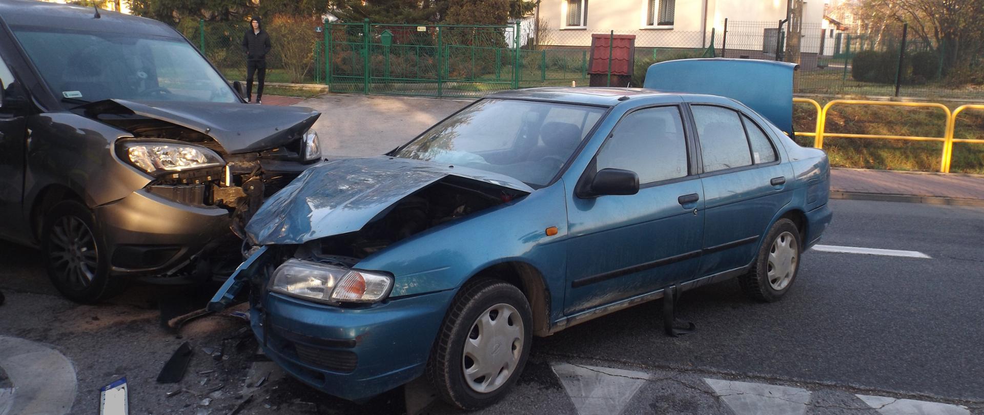 Zdjęcie przedstawia dwa auta po zderzeniu na ulicy Witosa. Przody w samochodach Fiat i Nissan są mocno zniszczone.