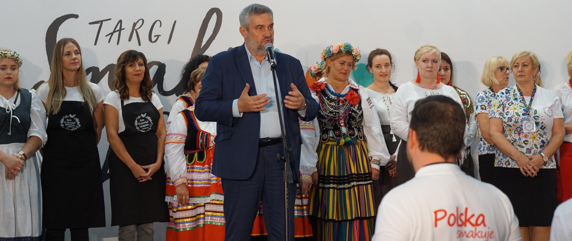 Minister J.K. Ardanowski gratuluje laureatkom finału Bitwy Regionów