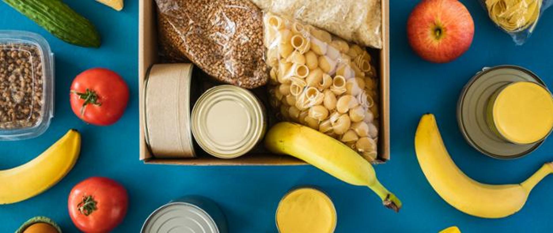 produkty spożywcze: banan, konserwy, makaron, kasze, pomidory