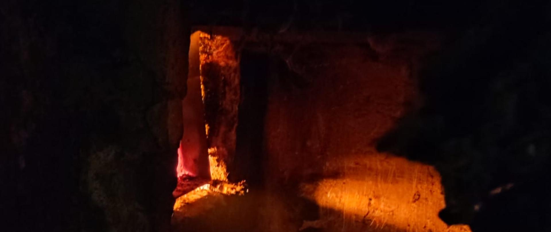 Na zdjęciu widać zarzewia ognia w kotle CO