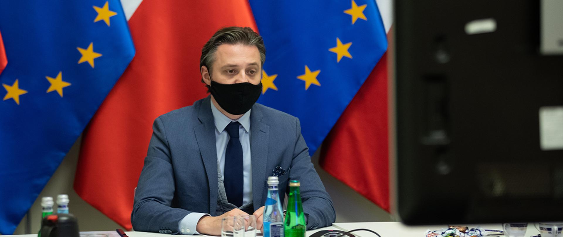 Na zdjęciu: wiceminister Bartosz Grodecki podczas wideokonferencji 