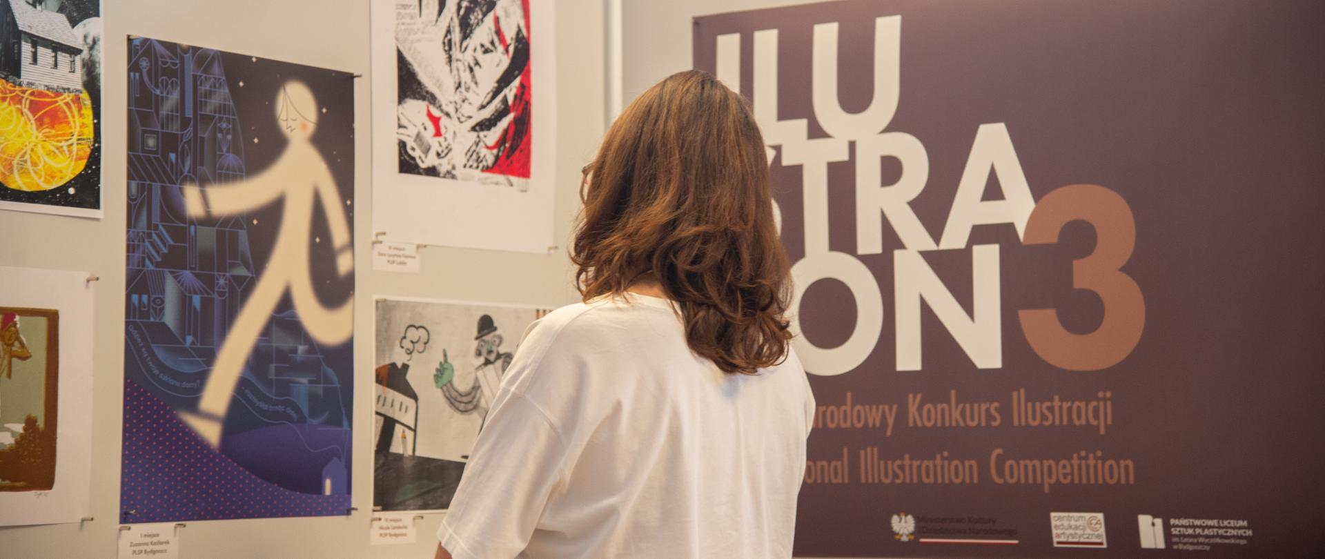 Laureatka I miejsca przy swojej ilustracji