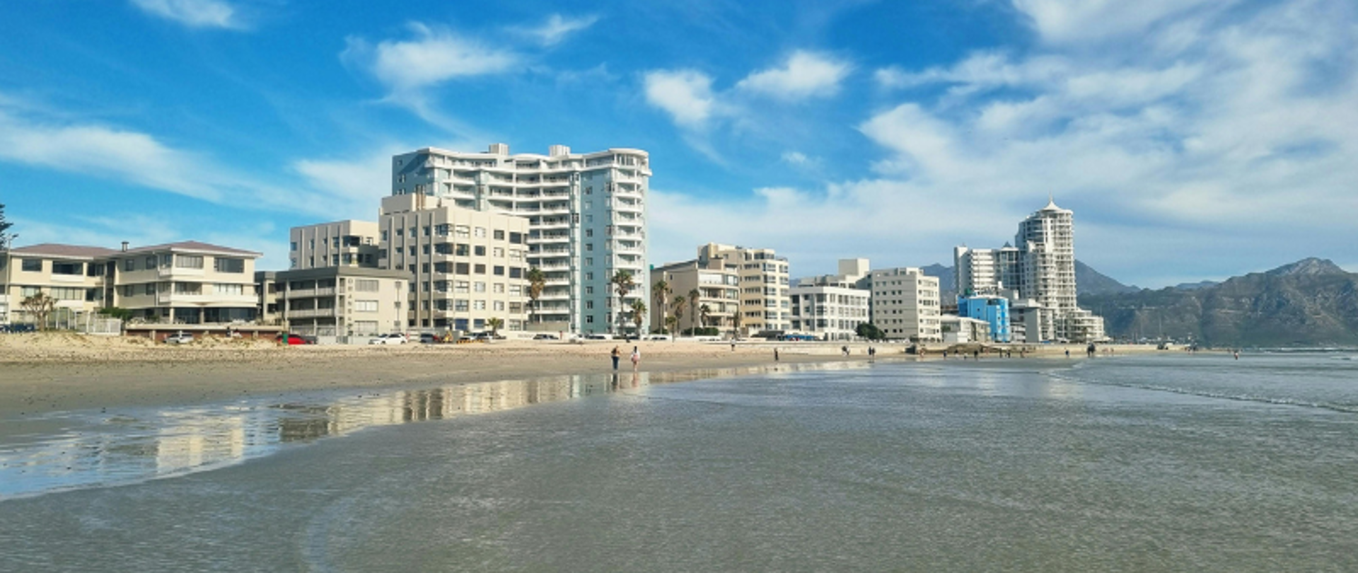 Grafika przedstawia hotele nad brzegiem morza