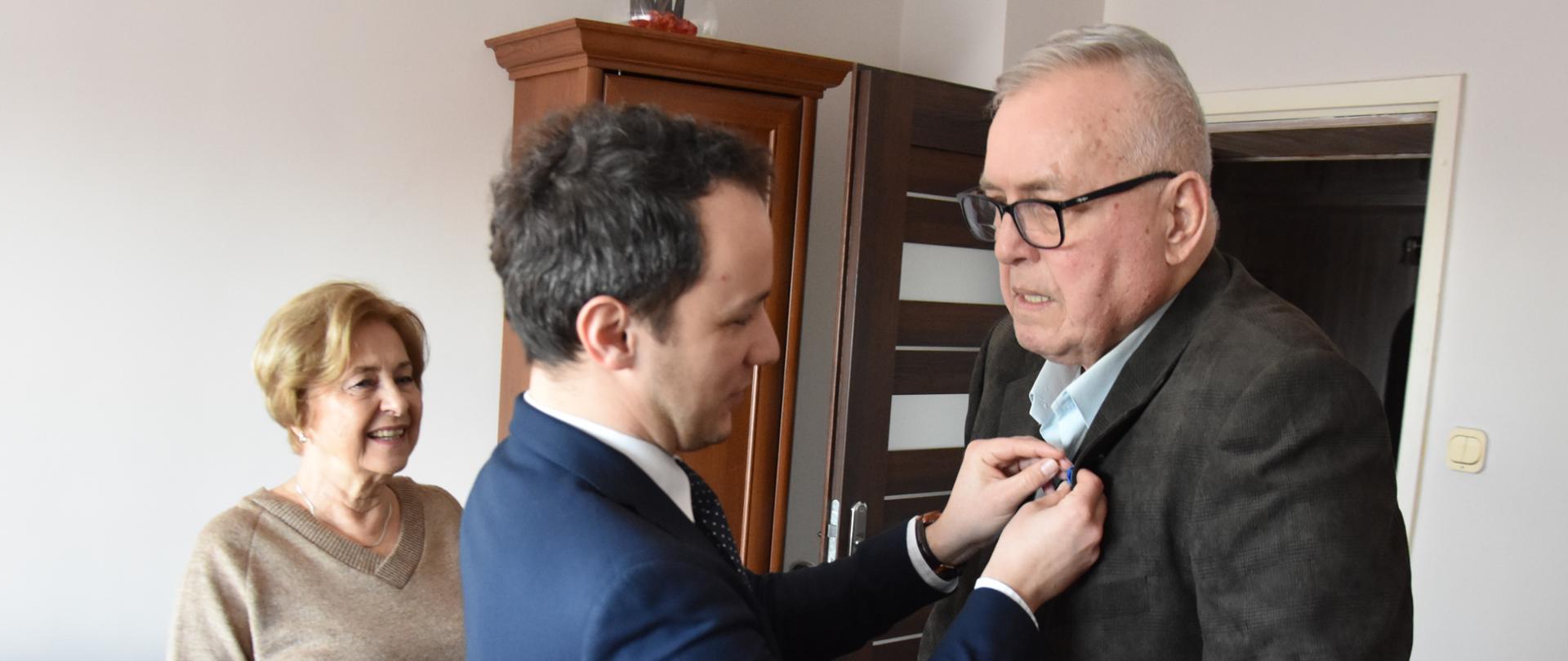 Na zdjęciu widać mężczyzn i kobietę