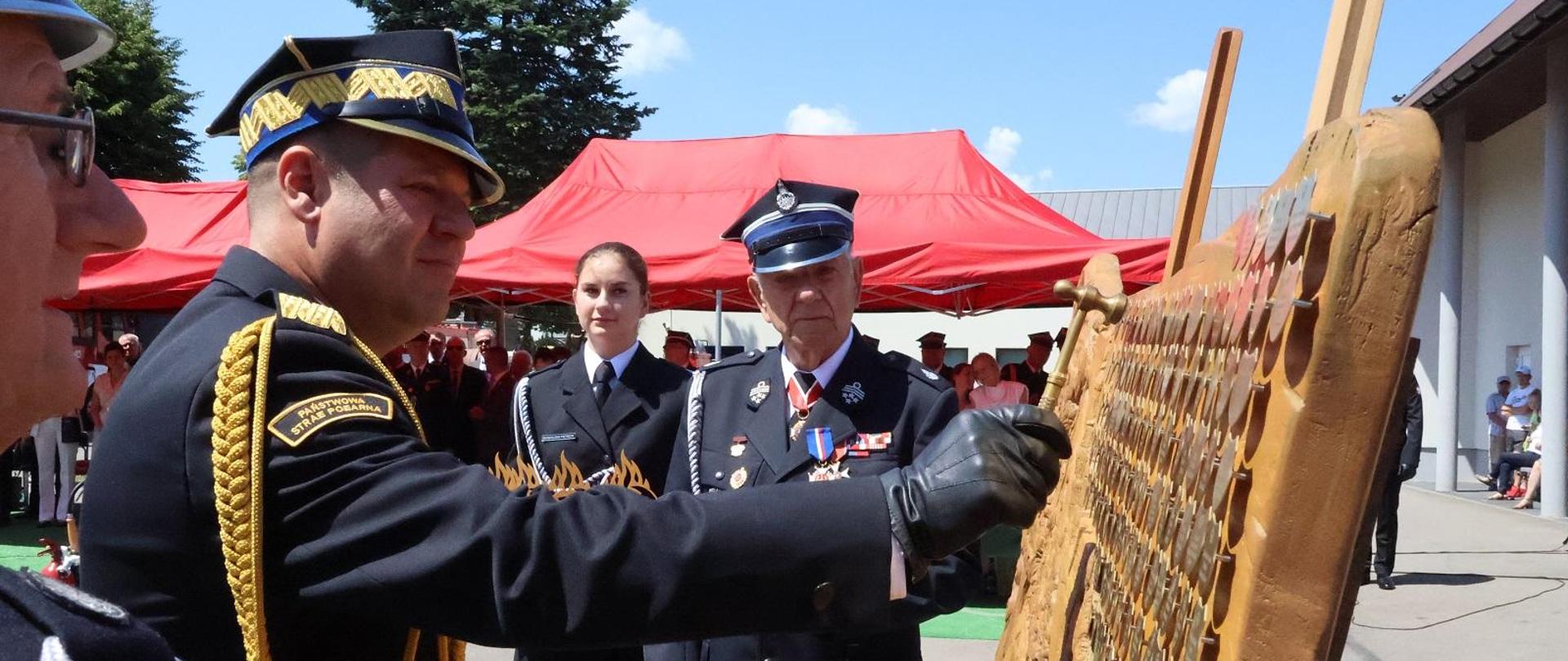 uroczyste wbijanie gwoździa