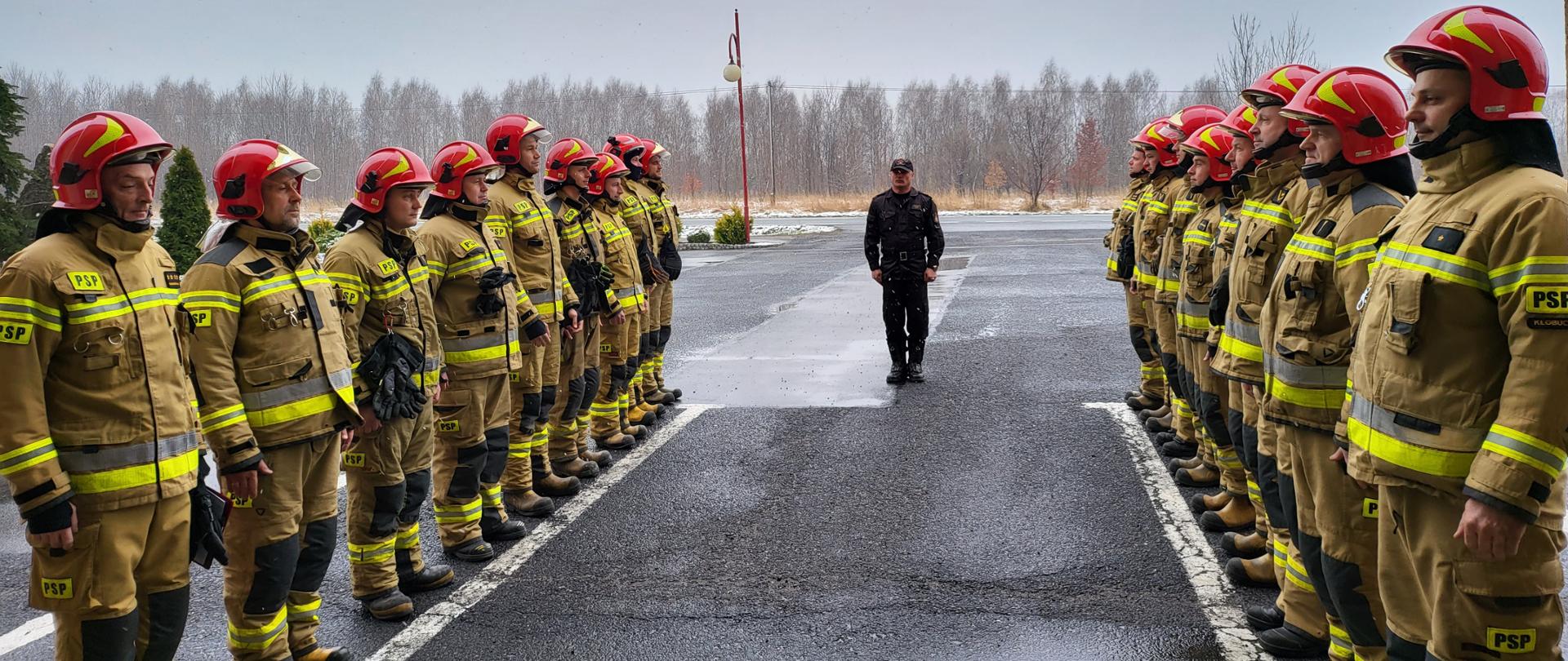 Zdjęcie przedstawia Dowódcę JRG oraz zmiany służbowe