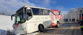 Autobus zsunął się z drogi