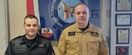 Na zdjęciu widzimy Komendanta Powiatowego PSP oraz nowo mianowanego Dowódcę JRG w Pruszczu Gdańskim na tle sztandaru Komendy.