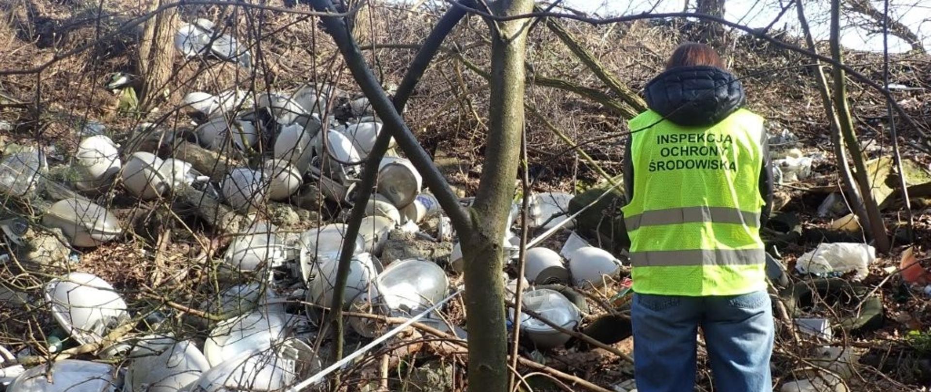 Inspektorzy WIOŚ przeprowadzający oględziny miejsca porzucenia odpadów w miejscowości Wierzawice 