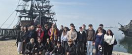 Zbiorowe zdjęcie stażystów w Salonikach na tle statków wycieczkowych