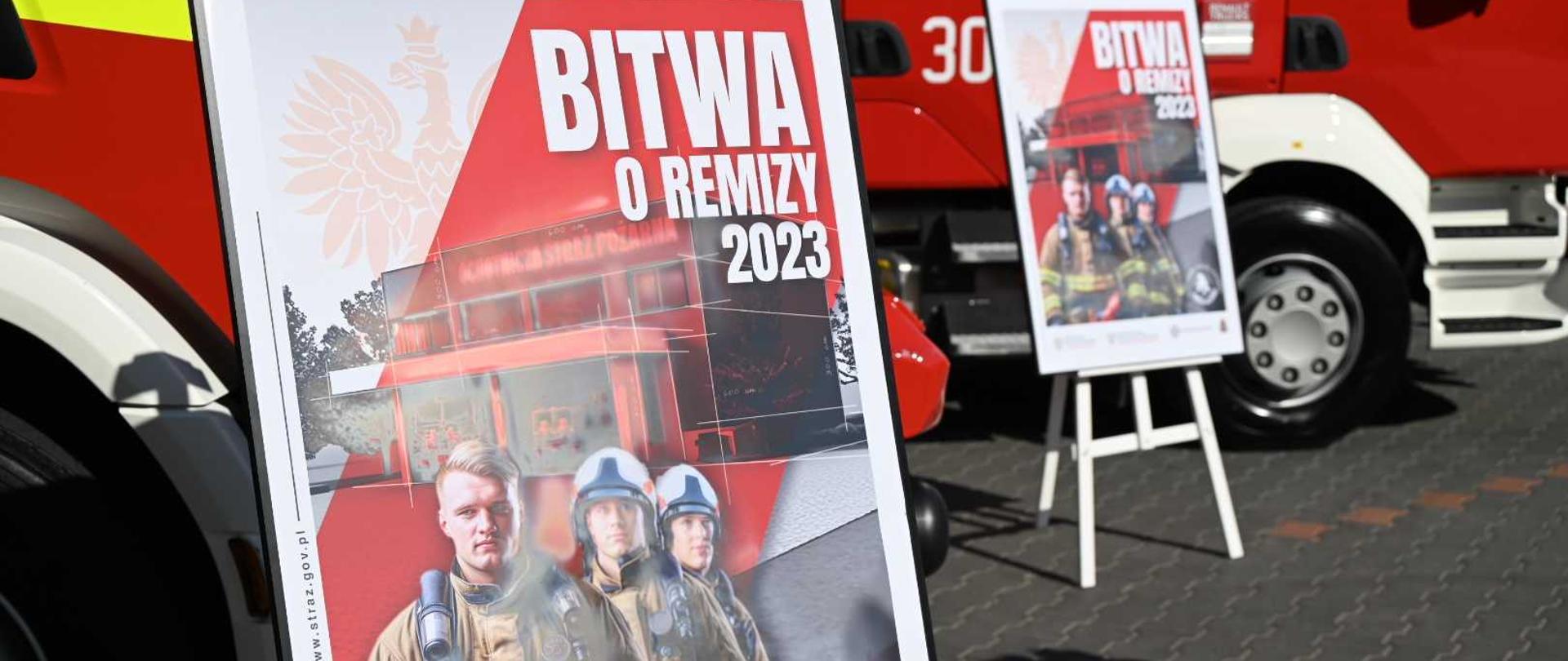 Dwa plakaty promocyjne akcji Bitwa o remizy 2023 na tle dwóch samochodów pożarniczych.