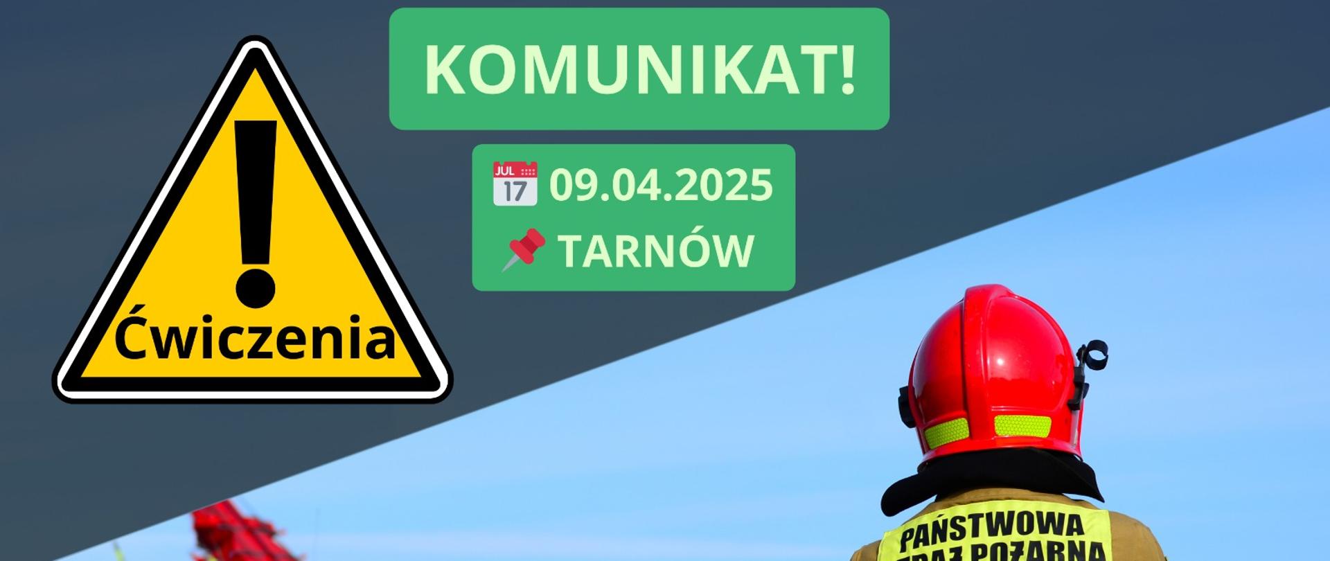 Strażak ubrany w piaskowe ubranie specjalne na głowie ma czerwony hełm. Stoi odwrócony tyłem. W tle samochód pożarniczy