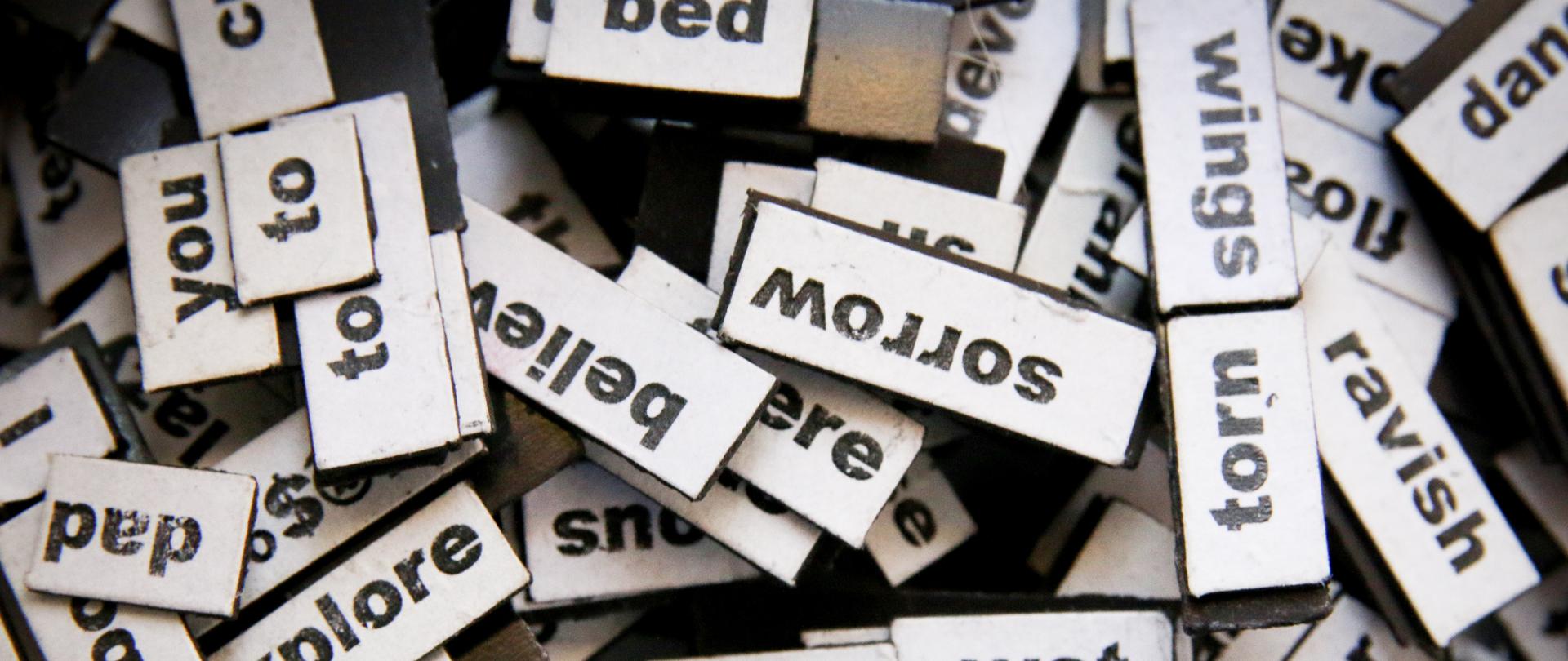 stos płytek z napisami