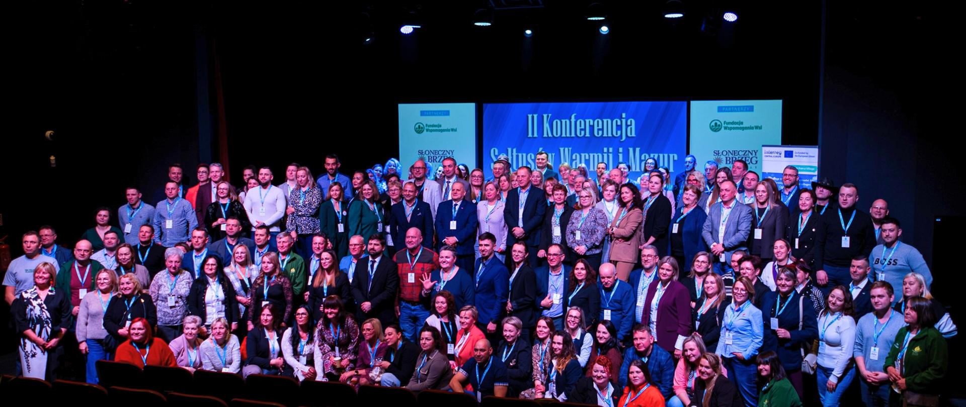 Duża grupa uczestników II Konferencji Sołtysów Warmii i Mazur ustawia sie do zdjęcia 