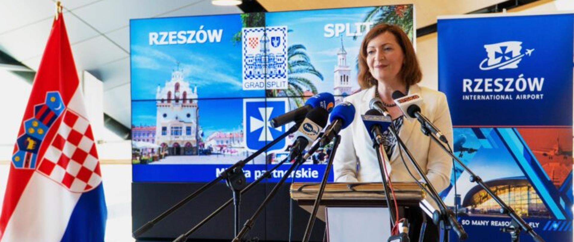 Wojewoda podkarpacki Ewa Leniart zabiera głos podczas konferencji prasowej w porcie lotniczym Rzeszów-Jasionka