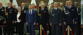Komendant Centralnej Szkoły stojący w grupie gości przybyłych na uroczystość Dnia Strażaka w Centralnej Szkole PSP