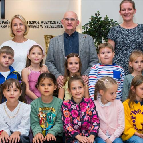 Zdjęcie przestawia uczniów klasy 1 PSM w ZPSM wraz z nauczycielami i dyrekcją Szkoły