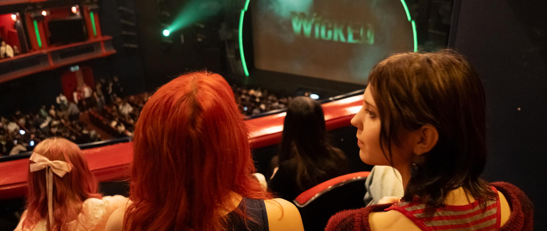 Teatr Muzyczny Roma – spektakl "Wicked" - uczniowie podczas przerwy.