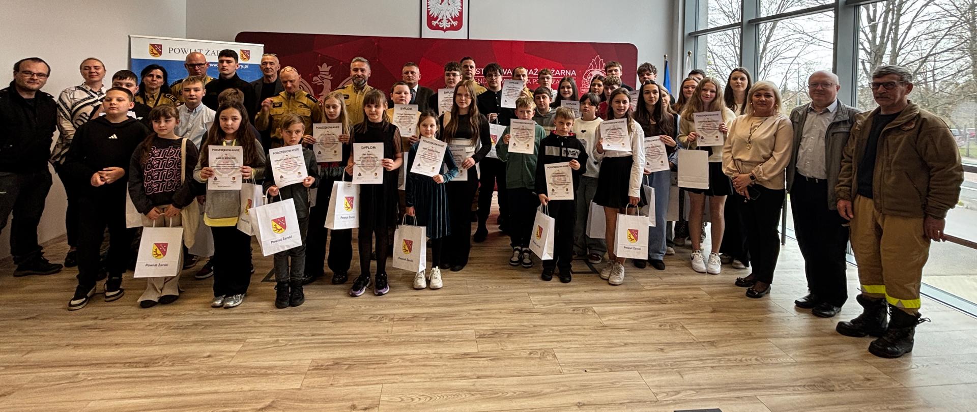 MŁODZIEŻ ZAPOBIEGA POŻAROM - wszyscy na zdkęciu na zakończenie uroczystości wręczenia nagród 