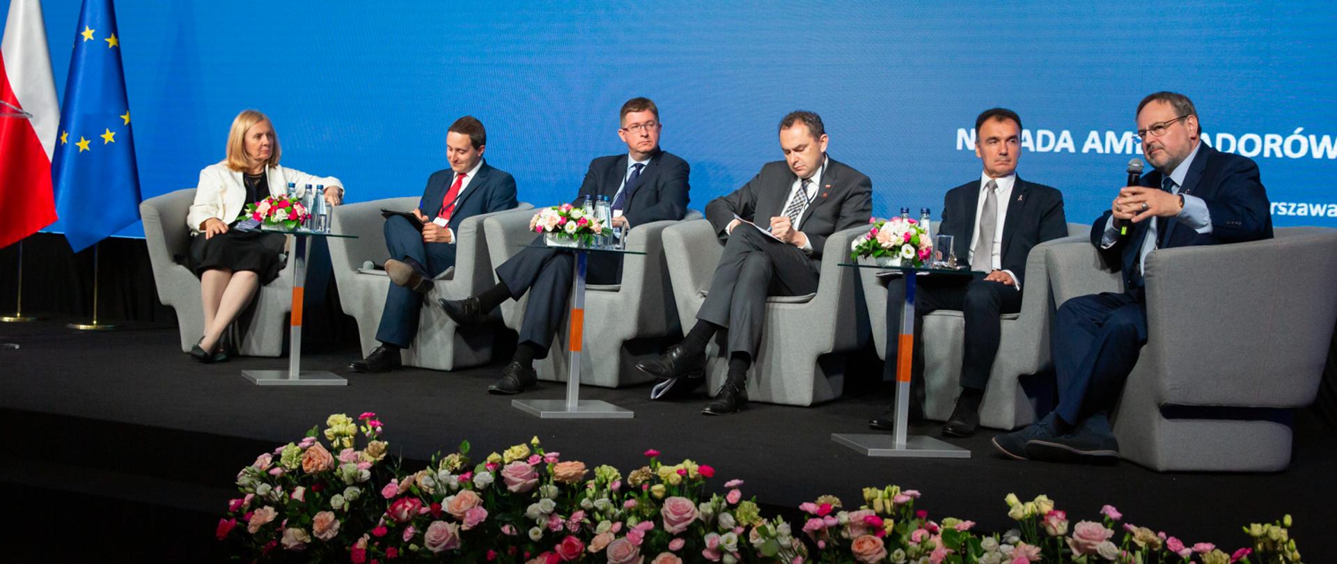 Dyrektor Jan Badowski oraz Zastępca Dyrektora Joanna Kozińska-Frybes w trakcie panelu pt. .„Działania RP wobec Polonii i Polaków za Granicą” podczas Narady Ambasadorów RP.