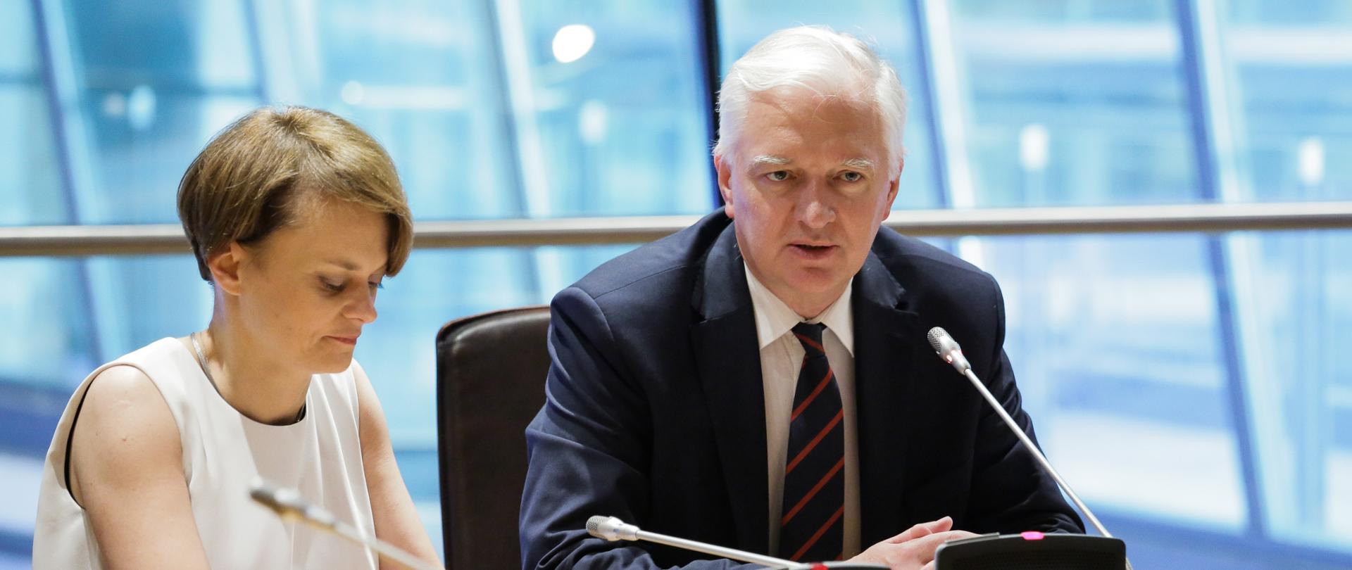 Minister Gowin i minister przedsiębiorczości i technologii Jadwiga Emilewicz siedzą za stołem