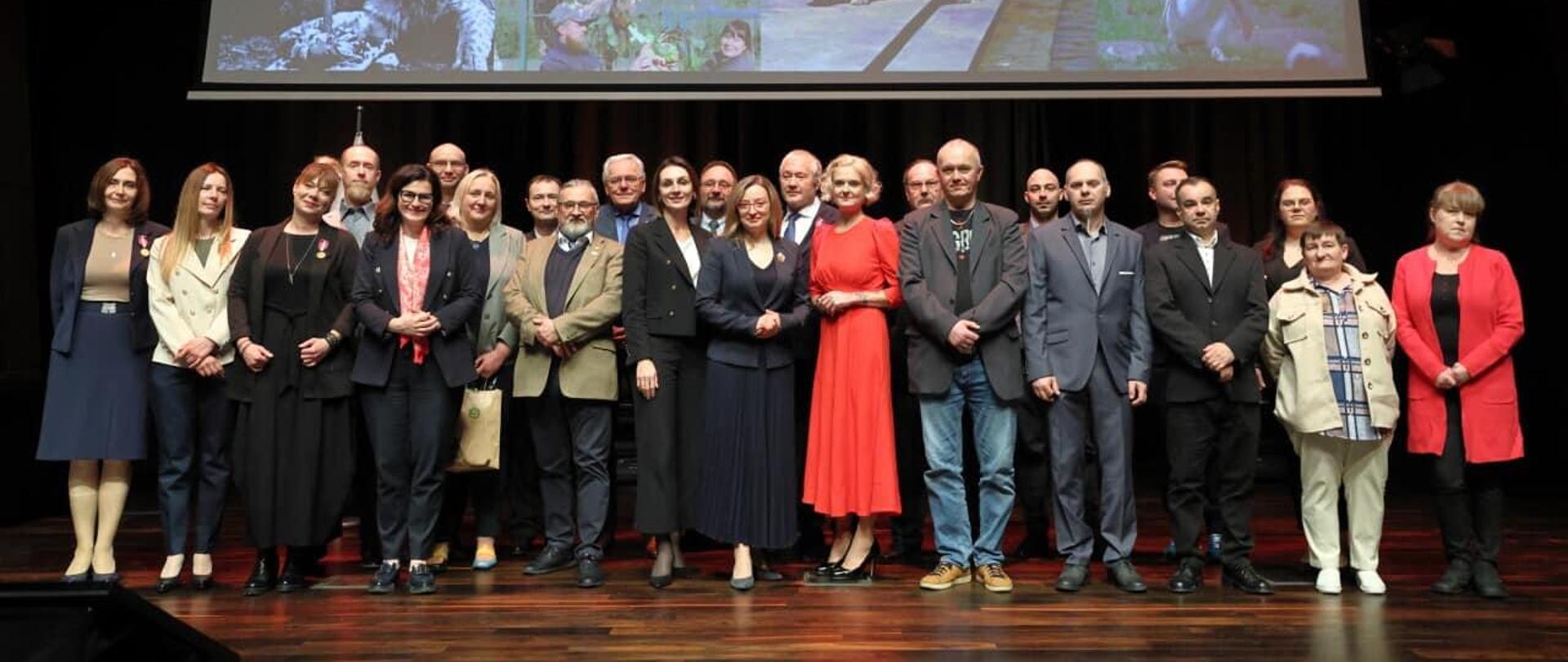 scena, na niej kilkanaście osób, nad nimi napis 70 lat gdańskiego ogrodu zoologicznego