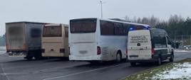 Od lewej: tył naczepy ciężarowej, autobus z serią wykrytych usterek technicznych, podstawiony autobus zastępczy na miejsce kontroli oraz oznakowany furgon mazowieckiej Inspekcji Transportu Drogowego.
