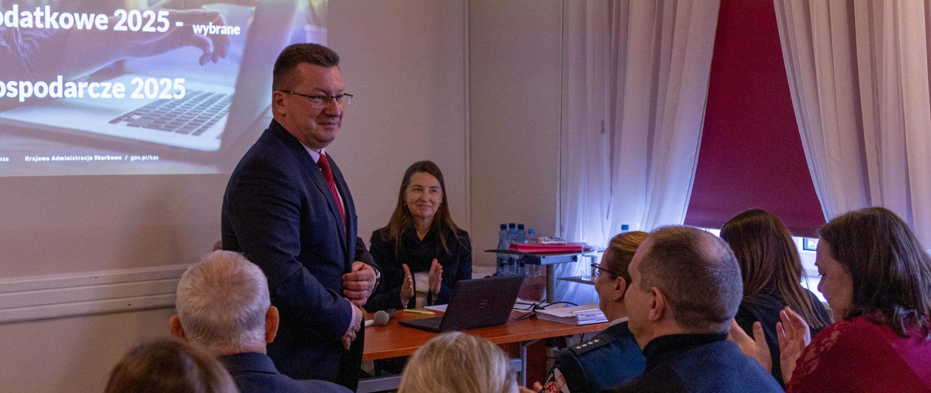 Dyrektor Izby Administracji Skarbowej w Białymstoku wita się z uczestnikami spotkania