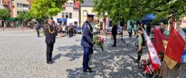 Zdjęcie przedstawia Zastępce Komendanta Powiatowego PSP w Zgierzu, wraz z przedstawicielami Policji podczas składania kwiatów 