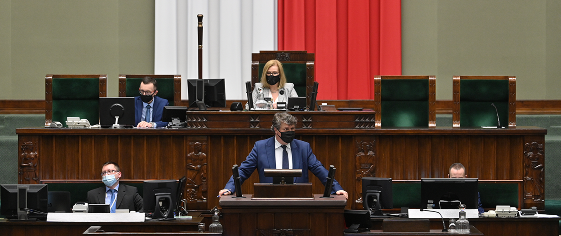 Mównica sejmowa, sekretarz stanu w MSWiA Maciej Wąsik przemawia