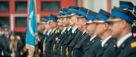 Na zdjęciu widoczny pododdział strażaków. W tle widoczny poczet sztandarowy.