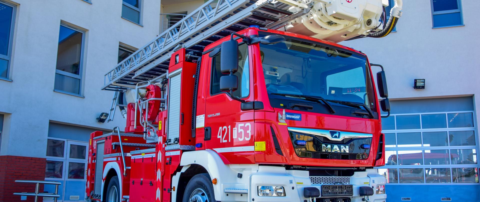 Zdjęcie przedstawia samochód specjalny podnośniko-drabinę