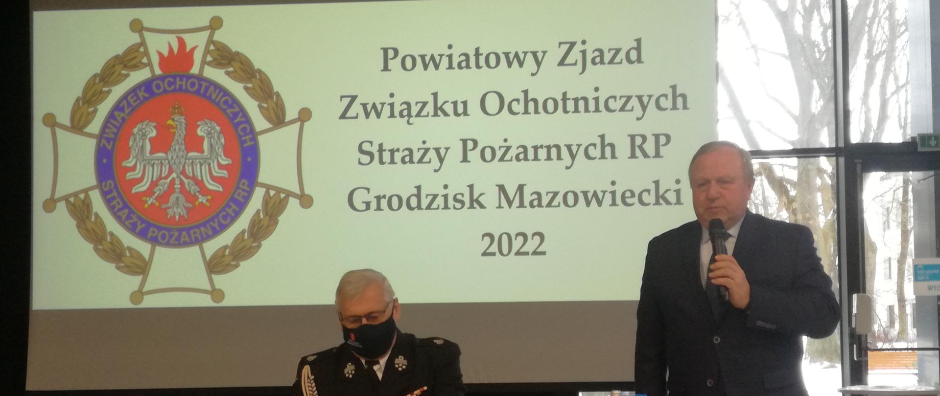 Głos zabiera przewodniczący zjazdu st. bryg. w stanie spoczynku Hubert Chmielecki. Z boku siedzi dh Piotr Galiński.