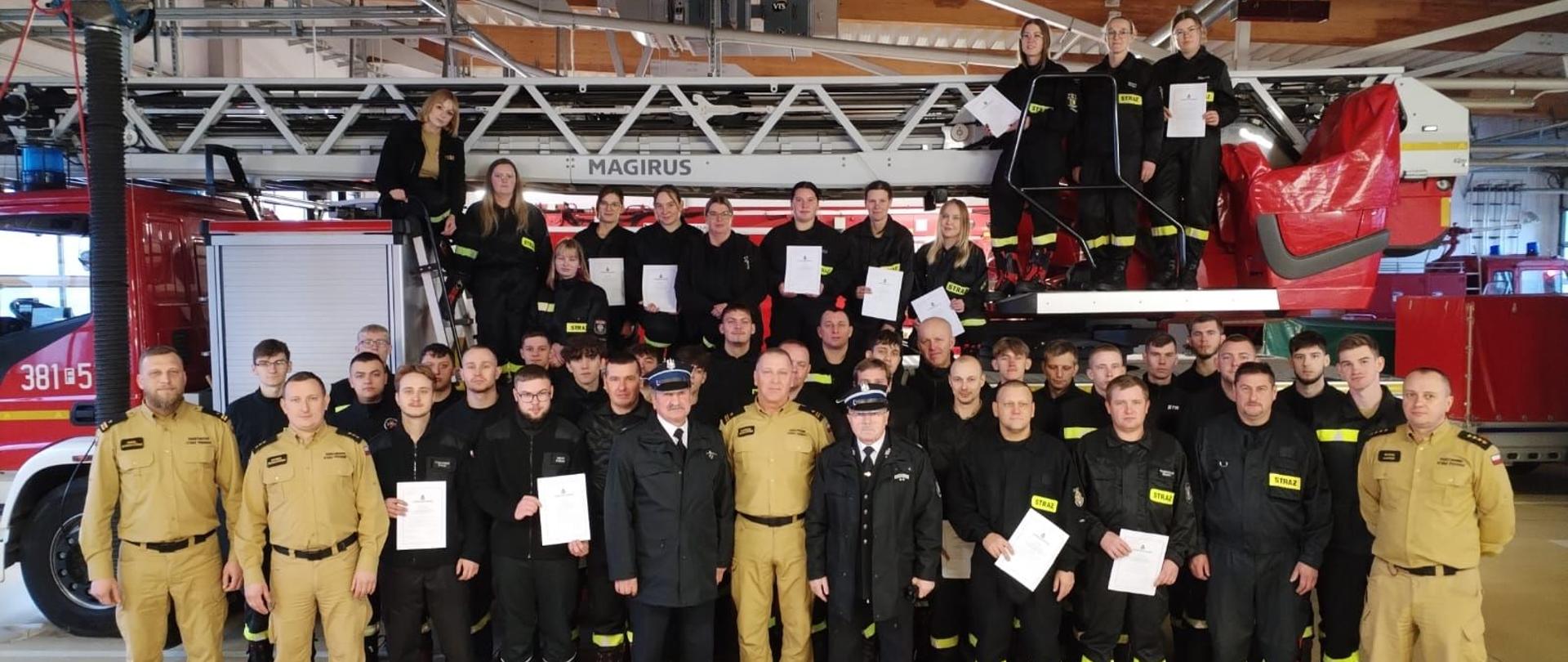 W niedzielę, 30 listopada br., zakończyło się Szkolenie Podstawowe Strażaków Ratowników OSP, które trwało od 3 października. Jest to kurs niezbędny dla wszystkich druhów Ochotniczych Straży Pożarnych, chcących brać czynny udział w działaniach ratowniczo-gaśniczych w swoich macierzystych jednostkach.