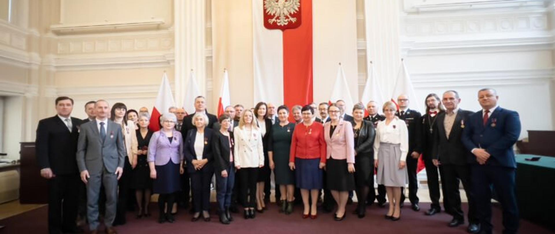 Uczestnicy uroczystości wręczenia odznaczeń państwowych