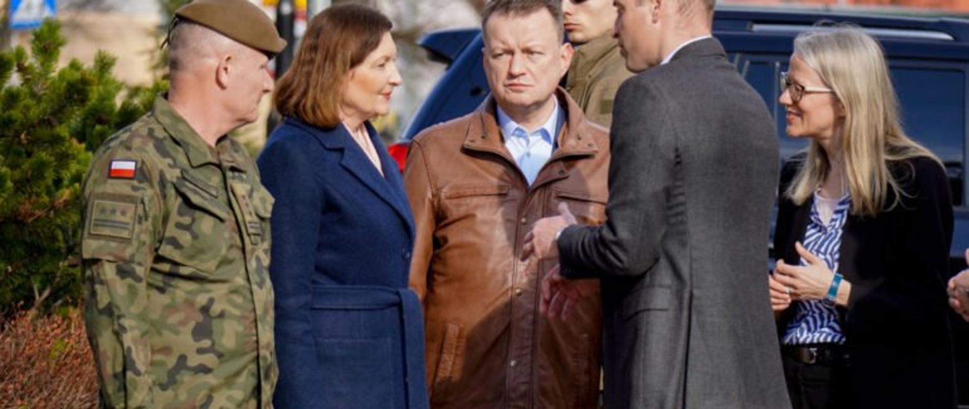 Następca brytyjskiego tronu rozmawia z wojewodą podkarpackim Ewą Leniart i ministrem obrony narodowej Mariuszem Błaszczakiem