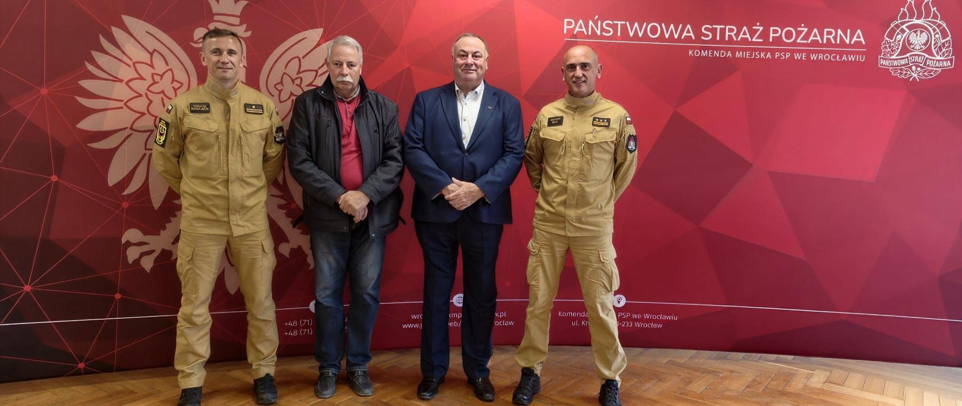 Kierownictwo Komendy Miejskiej PSP we Wrocławiu na wspólnym zdjęciu pamiątkowym z konsulem honorowym Francji