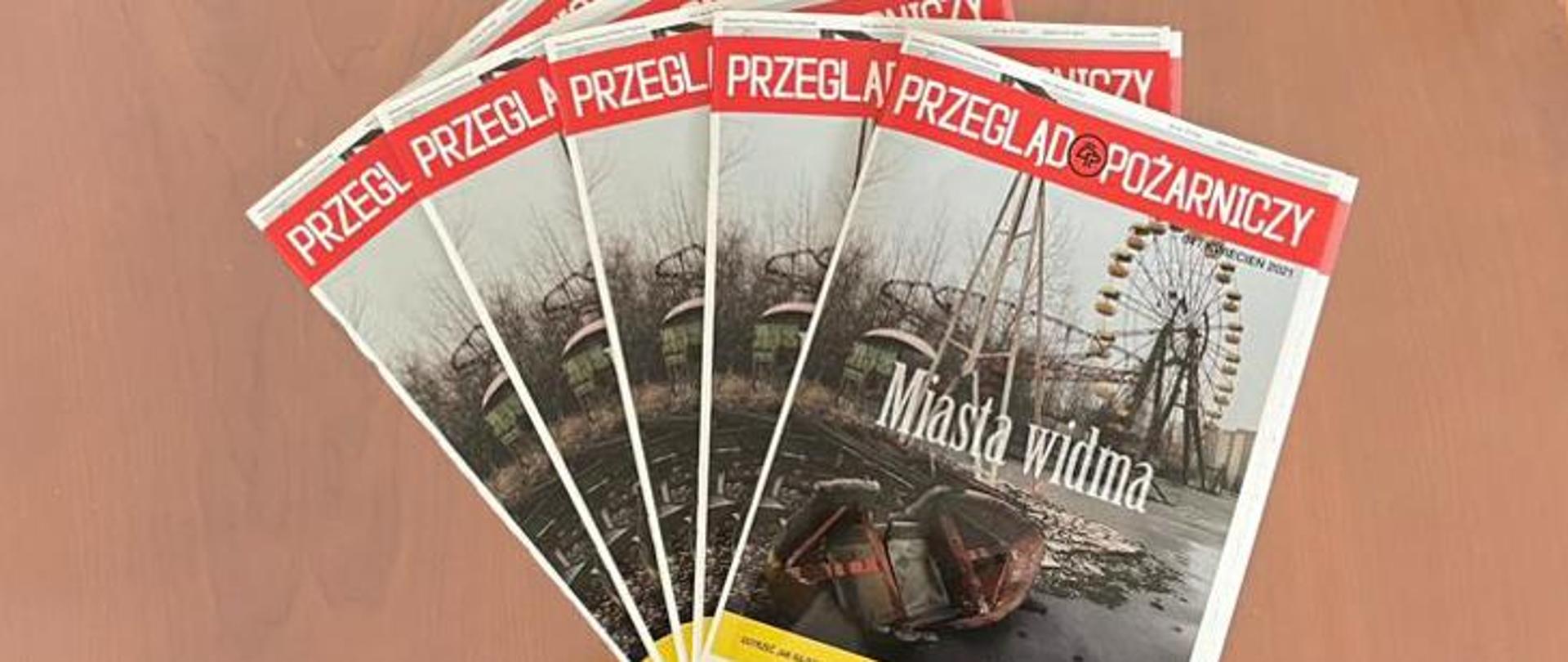 Na zdjęciu ułożone w wachlarz pięć przeglądów pożarniczych 