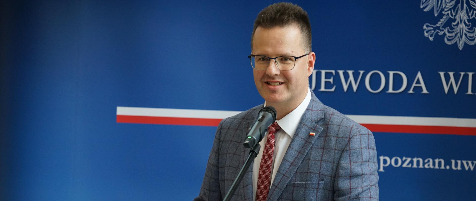 Wiceminister infrastruktury Andrzej Bittel w trakcie konferencji prasowej dotyczącej podpisania umów Kolej Plus dla Wielkopolski